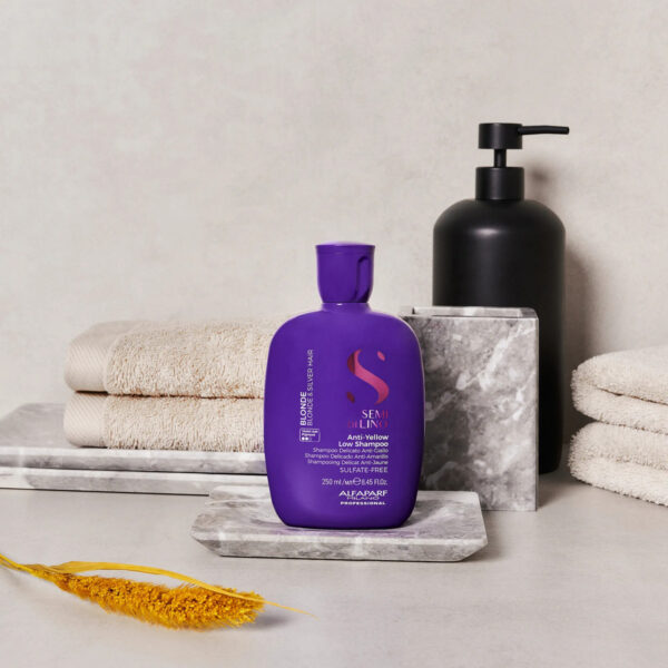 Shampoo Alfaparf Blonde Antiyellow Antiamarillo para neutralizar tonos amarillos.