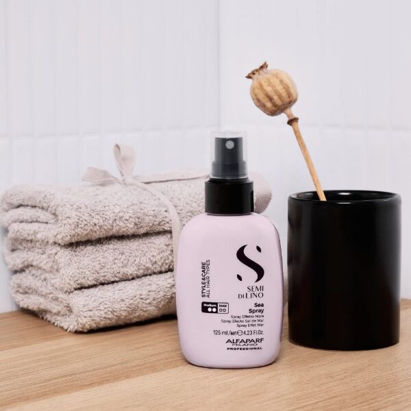 Sea Spray Sal de Mar Alfaparf creando efecto playa con ondas naturales.